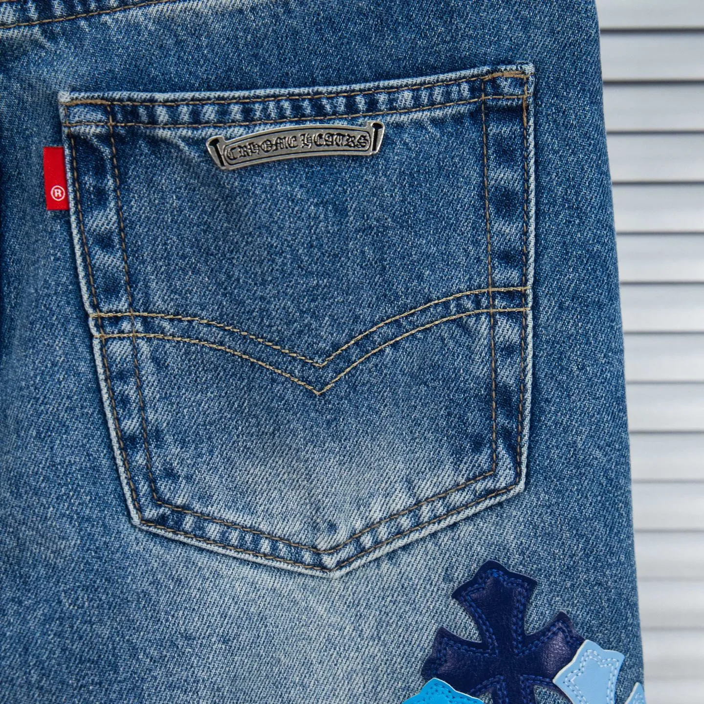 P260 Chrome Hearts micro-flared light blue multi-leather hot jeans. CH jeans need to be washed after the finished product, then disassembled and hand-stitched with sheepskin cross leather and then spliced ​​to complete. The whole piece has too many craftsmanship to explain. The patchwork cross pattern is embellished, and the high-waisted washed jeans! ! Absolutely high-end luxury products, god-level single products and super popular products, made with top heavy industry, a must-see magic weapon. Customized hardware. The fabric is thick and soft after washing. It has good breathability. Customized small leather label. Unique design. The details are simple and elegant, and the workmanship is exquisite. The entire trousers are neatly routed and the details are in place! It’s so cool that both men and women can easily control the genderless trend! Style number: 1796# Color: blue Size: 28 30 32 34 36